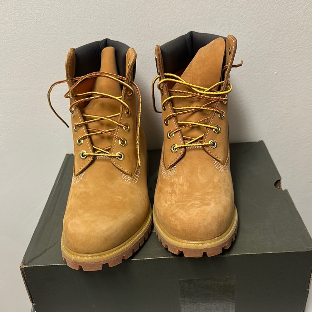 HOST PICK 🎁🎁🛍️ Timberland Tan and Black Ankle Boots with Nubuck Leather. - Picture 6 of 12